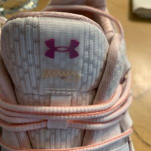 Under Amour Sneakers, soft pink and white! Running or walking shoes!